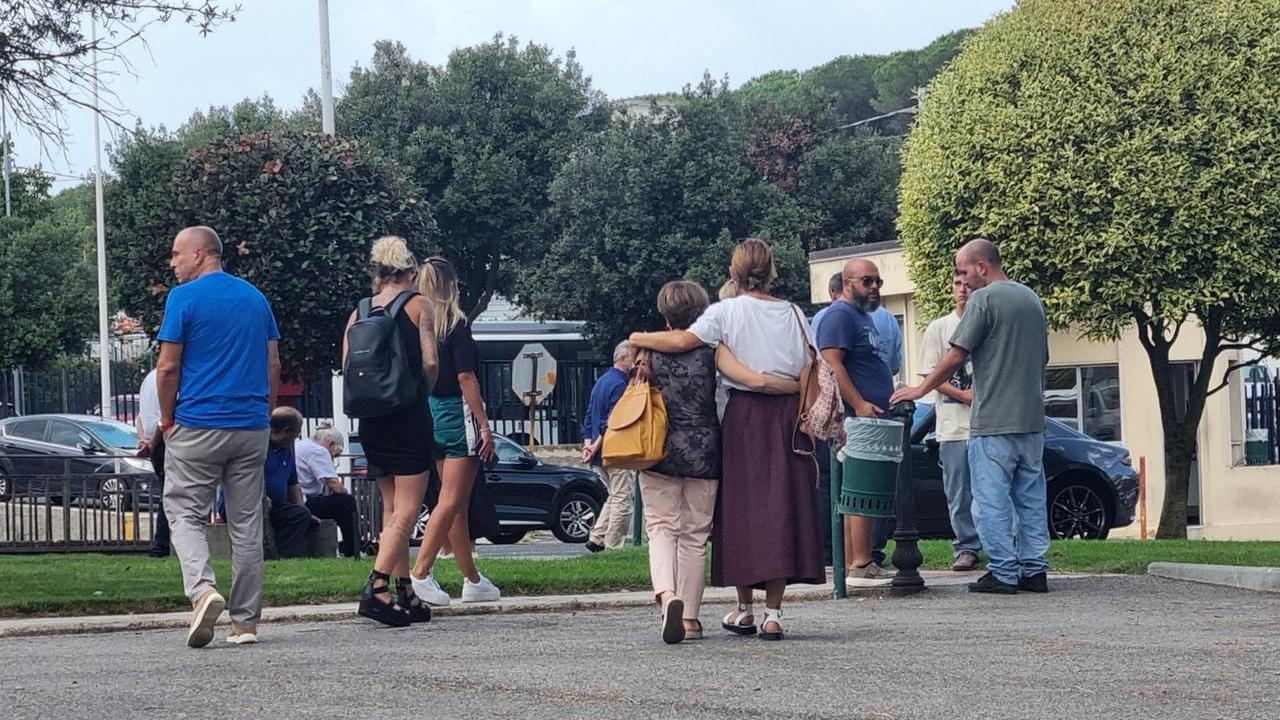 Il dolore della mamma di Giuseppe Mannoni: «Ti do un altro bacio, figlio mio»