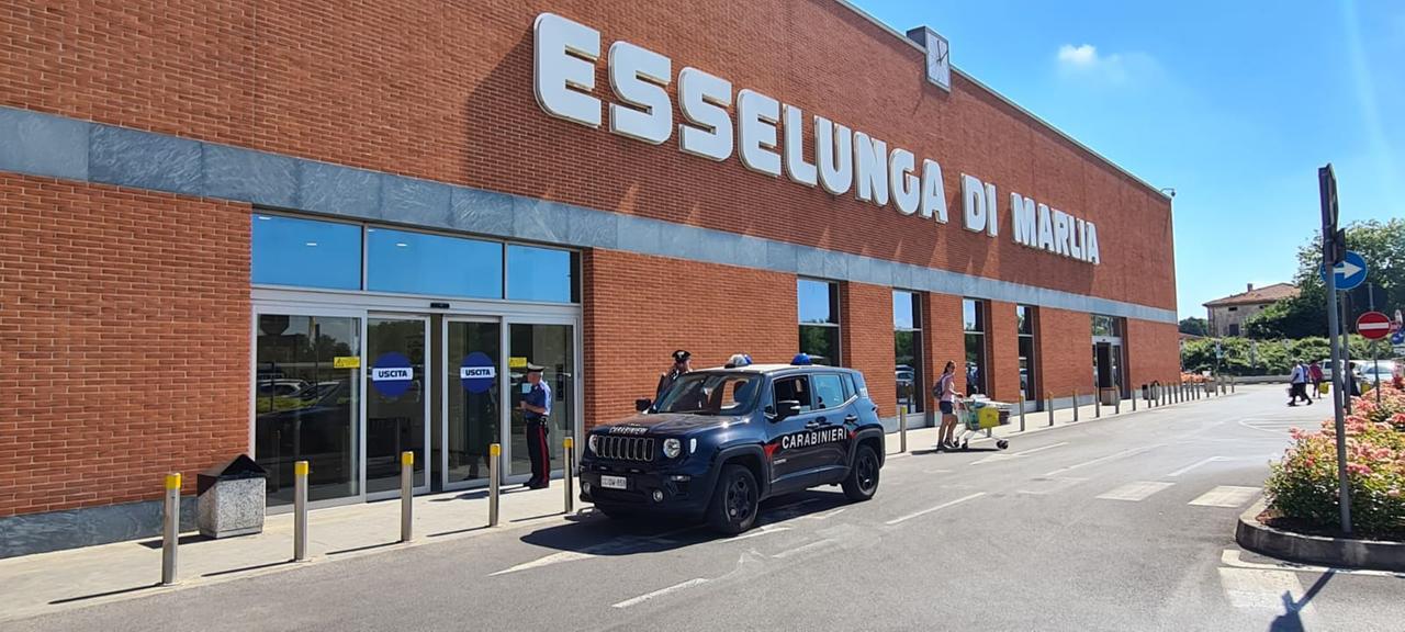Marlia, ladro di lamette arrestato al supermercato