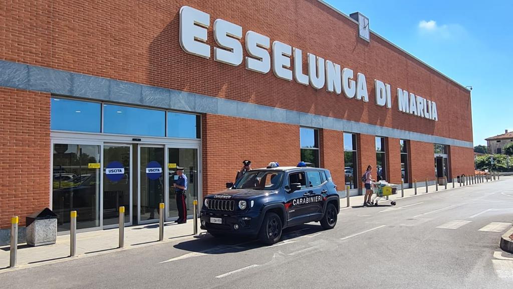 Marlia, ladro di lamette arrestato al supermercato