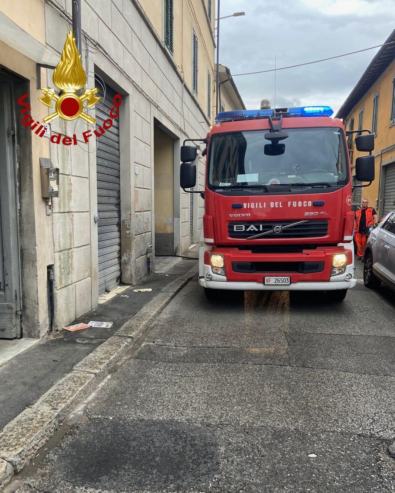 Prato, brucia un appartamento, occupanti tratti in salvo, morto il gatto