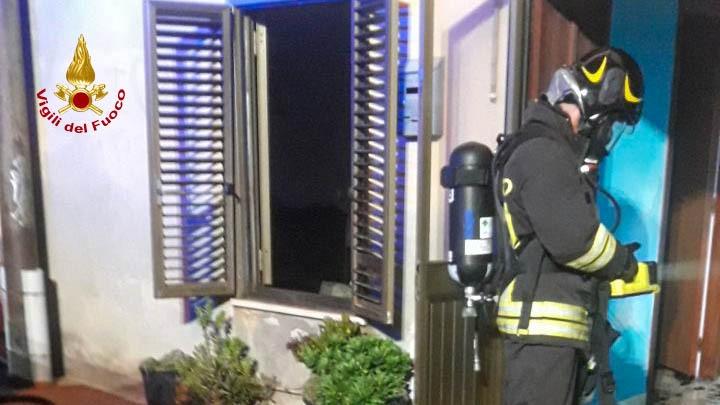 Cabras, mozzicone di sigaretta innesca l’incendio in casa: anziano intossicato
