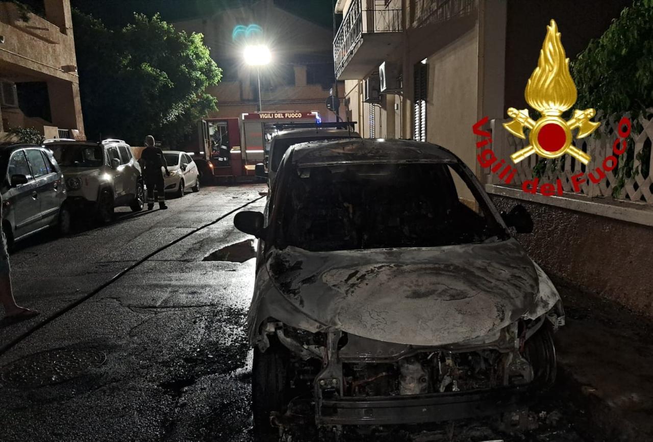 Olbia, auto a fuoco in via Ponchielli