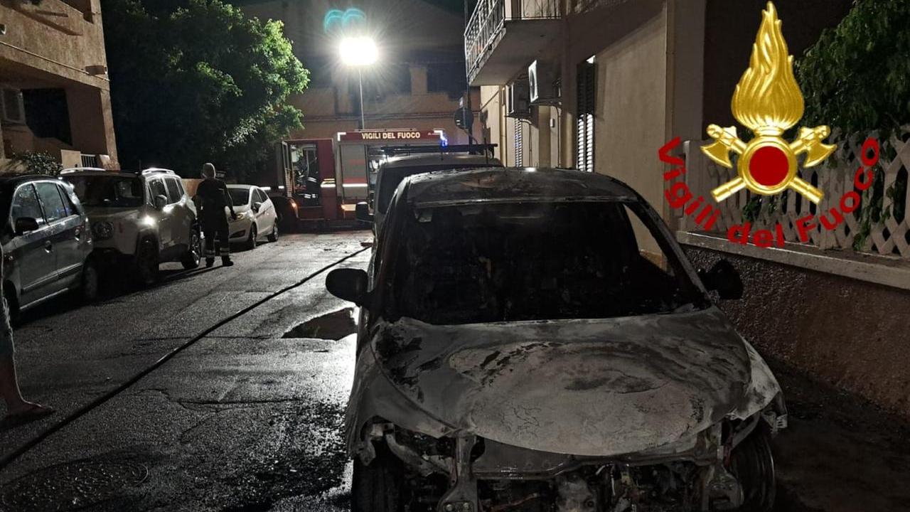 Olbia, auto a fuoco in via Ponchielli