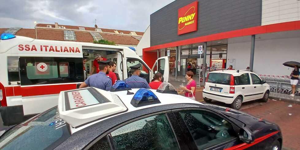 Prato, spruzzano spray urticante al Penny: fuggi fuggi dei clienti in via Erbosa