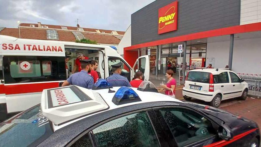 Prato, spruzzano spray urticante al Penny: fuggi fuggi dei clienti in via Erbosa