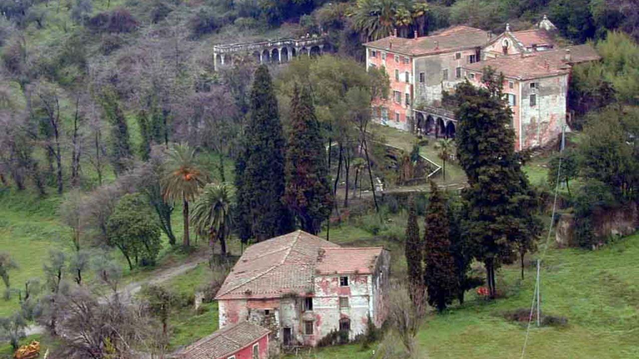 La storica Villa Massoni che da anni si trova in uno stato di degrado: dal 2017 è sotto sequestro