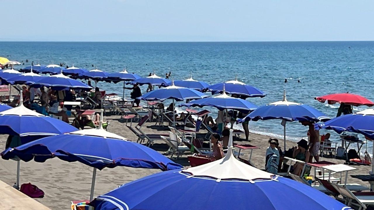 Una spiaggia ad Orbetello (foto Enzo Russo). Quest’estate a soffrire di più sono state le località balneari che hanno sofferto del meteo avverso e della contradazione della domanda interna, registrata dall’intera filiera