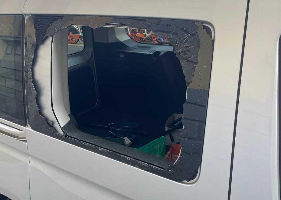 
	L'auto con il finestrino rotto

