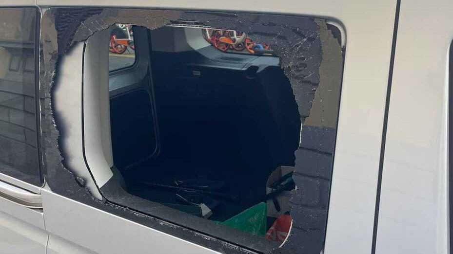 L'auto con il finestrino rotto