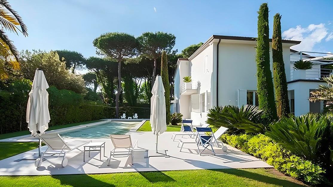 Una villa in vendita in via Luigi Raffaelli a Forte dei Marmi