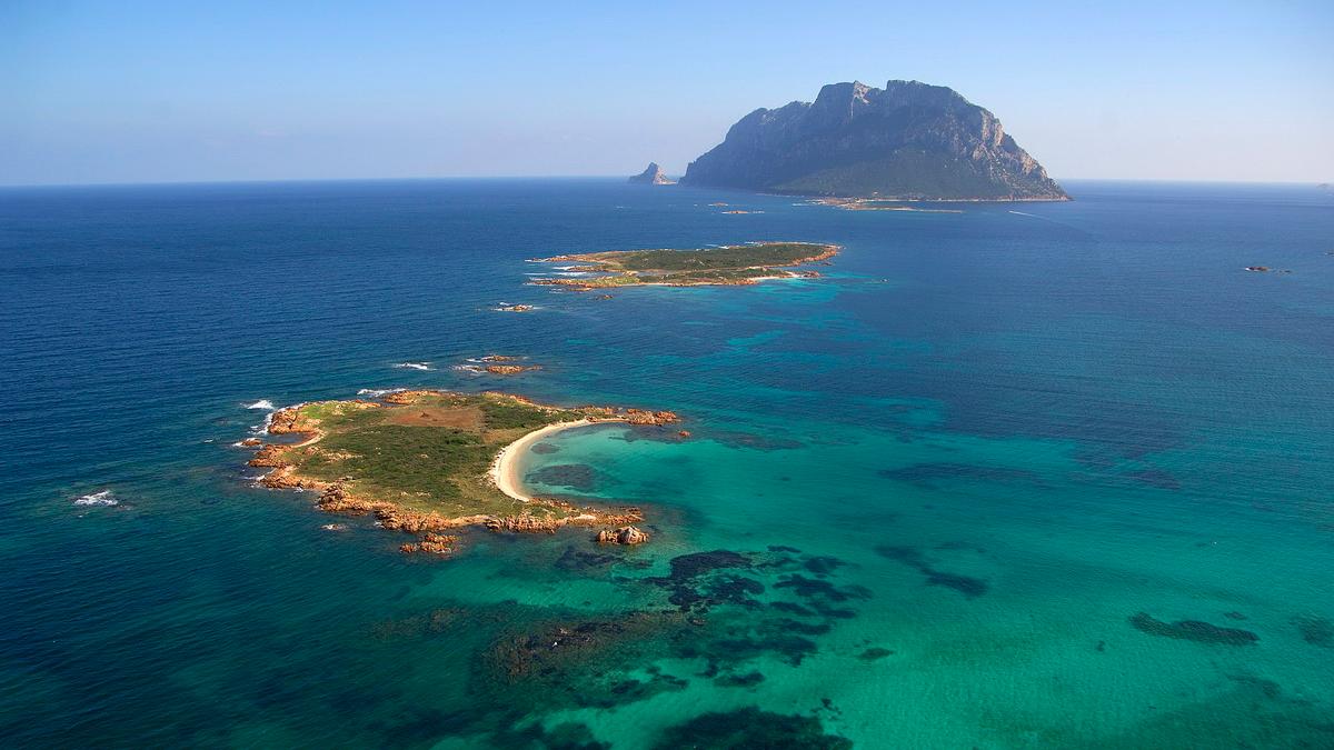 Ordigno bellico a Tavolara: vietata la navigazione