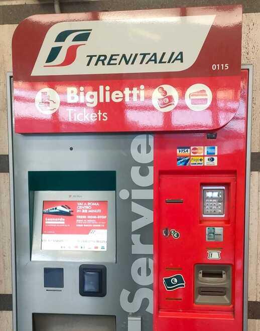 Montecatini, caos in stazione tra i passeggeri per le macchinette andate fuori uso