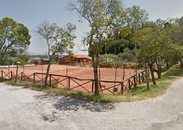 Pescia, i miracoli del Tennis Club Colleviti per poter lavorare senza spogliatoi