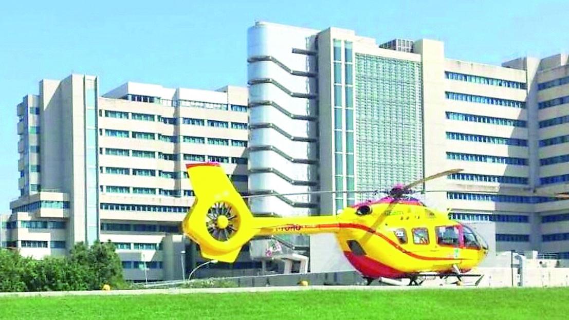 L'elisoccorso davanti all'ospedale Brotzu di Cagliari