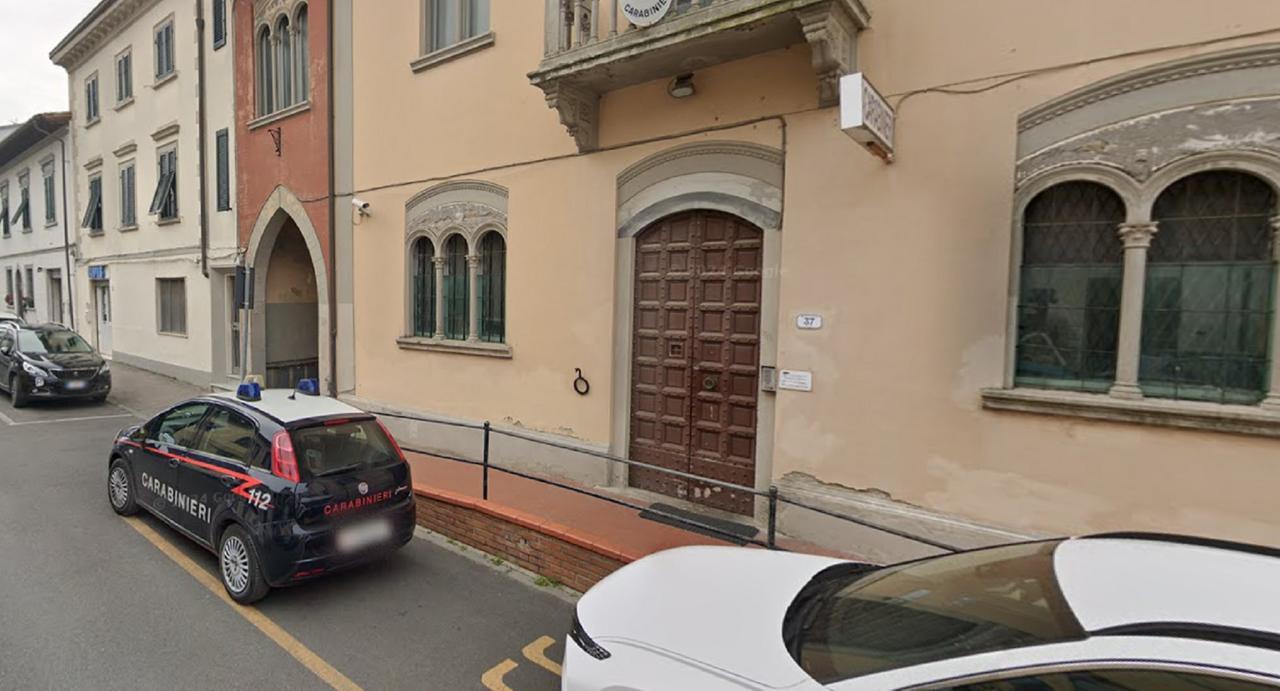
	La stazione dei carabinieri di Collesalvetti e una pattuglia parcheggiata immediatamente all'esterno (foto d'archivio)

