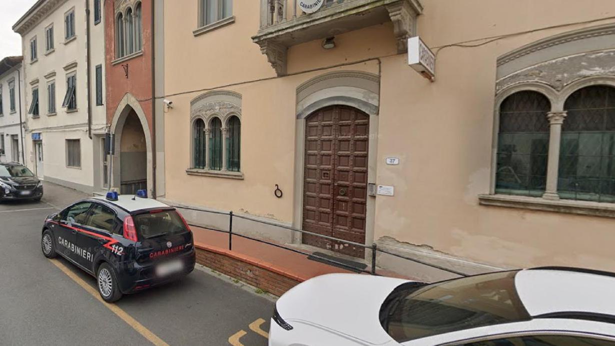 La stazione dei carabinieri di Collesalvetti e una pattuglia parcheggiata immediatamente all'esterno (foto d'archivio)