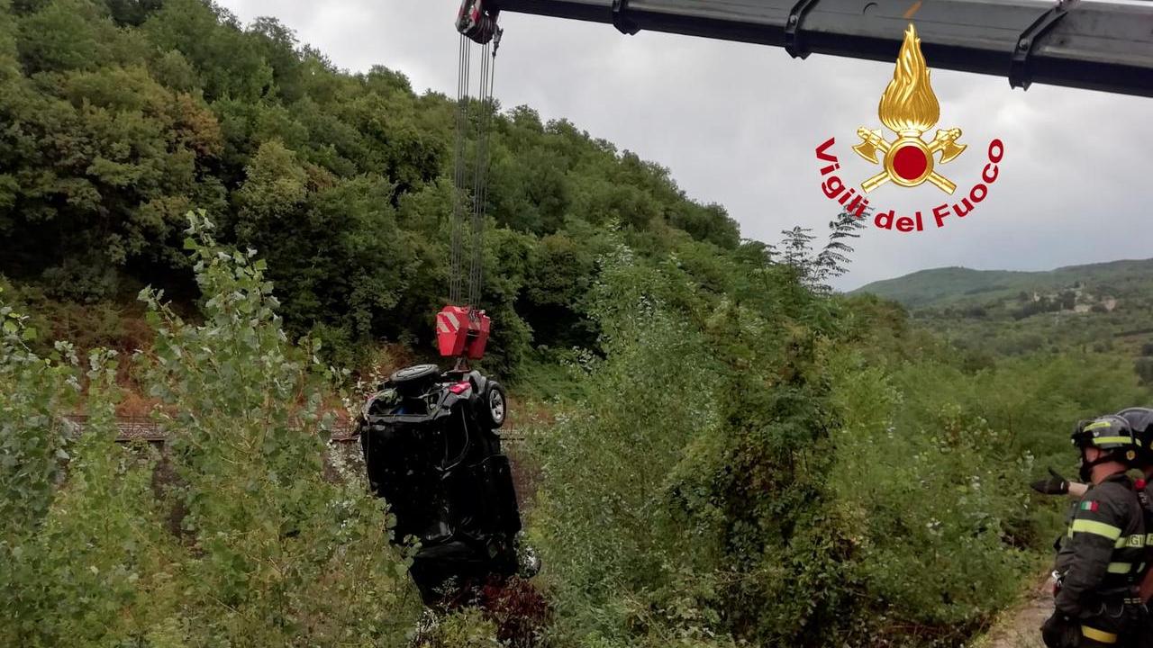 Firenze, con l’auto finisce nell’argine del fiume