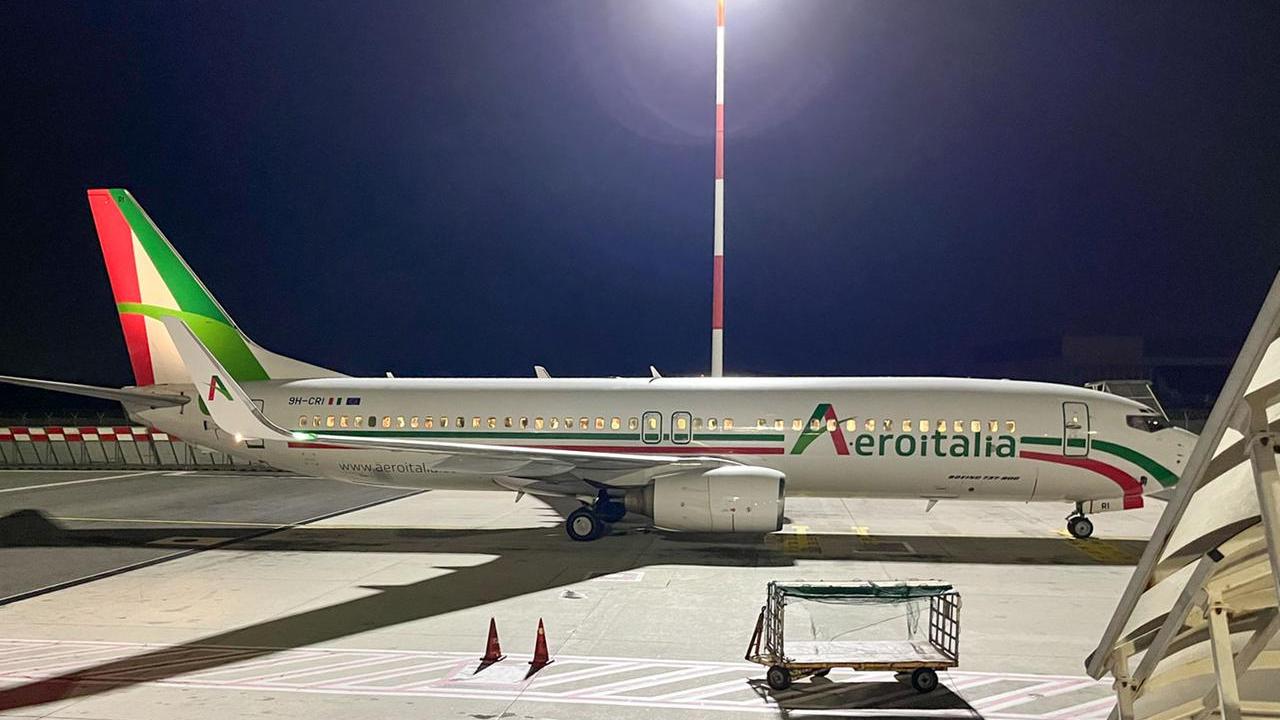 Un aereo Aeroitalia in pista a Cagliari 
