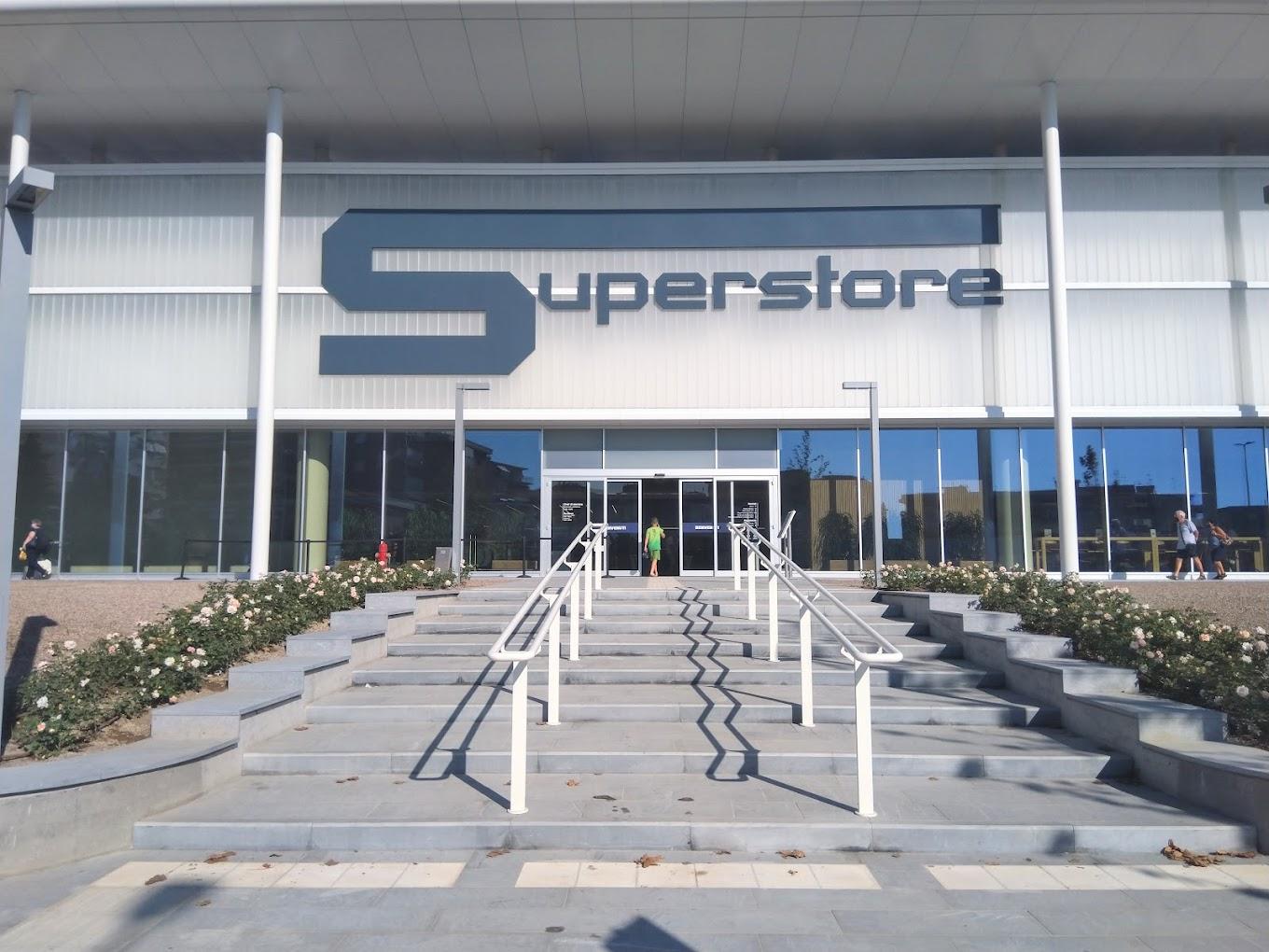 L'ingresso del supermercato Esselunga
