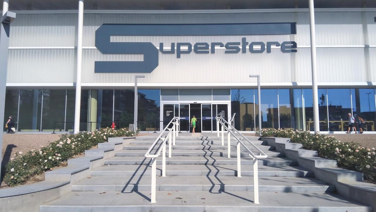 L'ingresso del supermercato Esselunga
