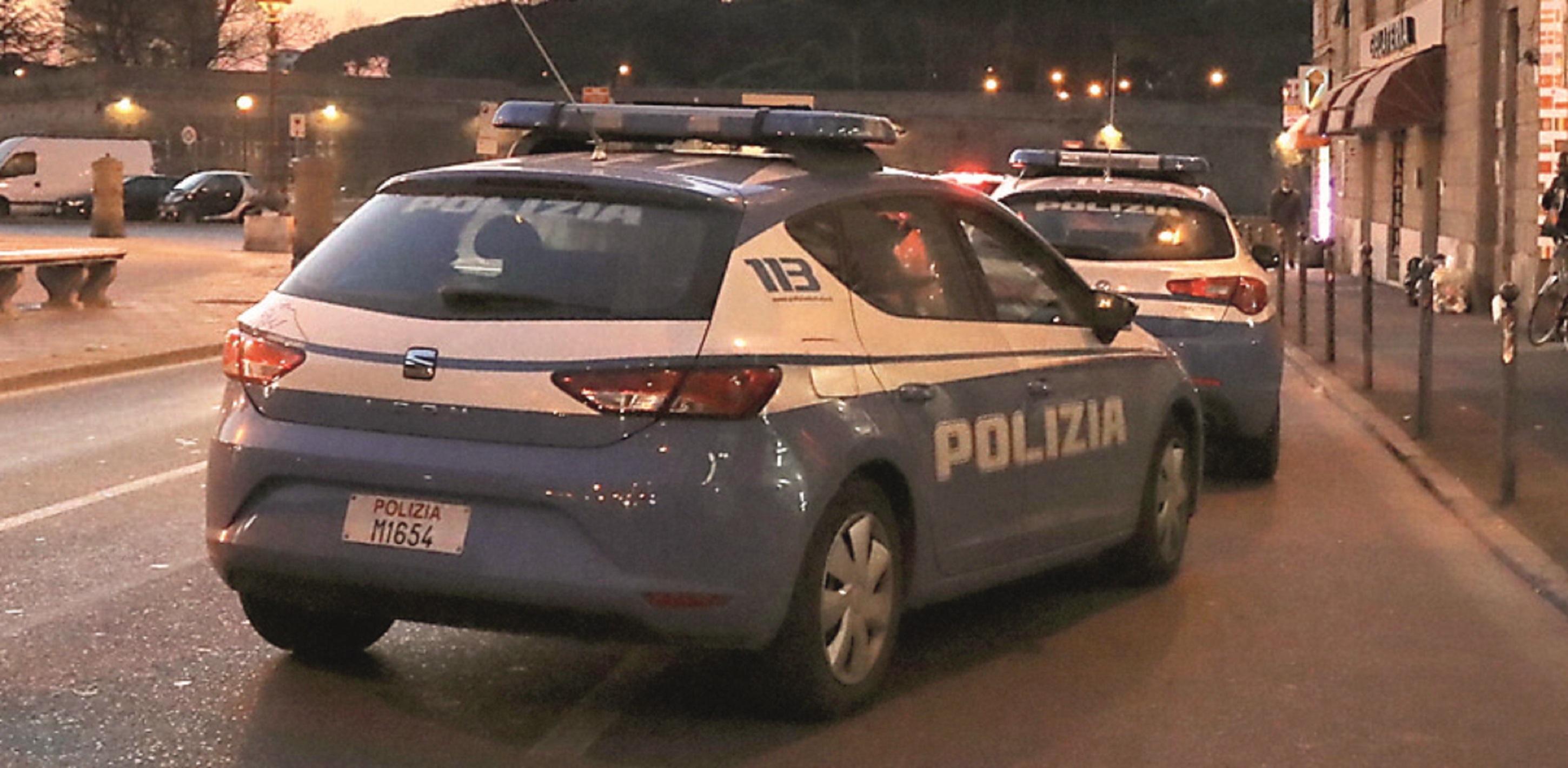 Due volanti della questura in piazza della Repubblica (foto d'archivio)