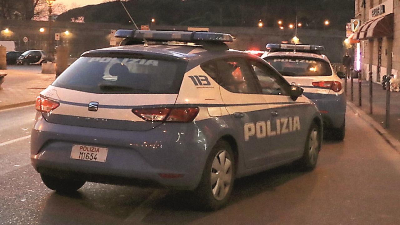 Due volanti della questura in piazza della Repubblica (foto d'archivio)
