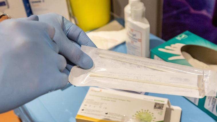 Covid, tanti ferraresi ammalati. Le farmacie finiscono i tamponi