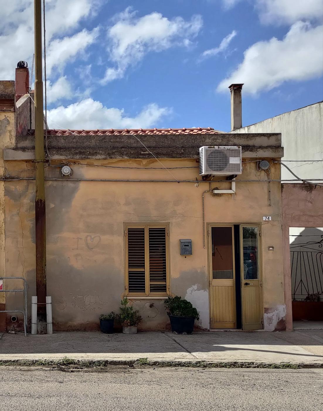 
	La casa di via Torino in cui &egrave; scoppiato l'incendio

