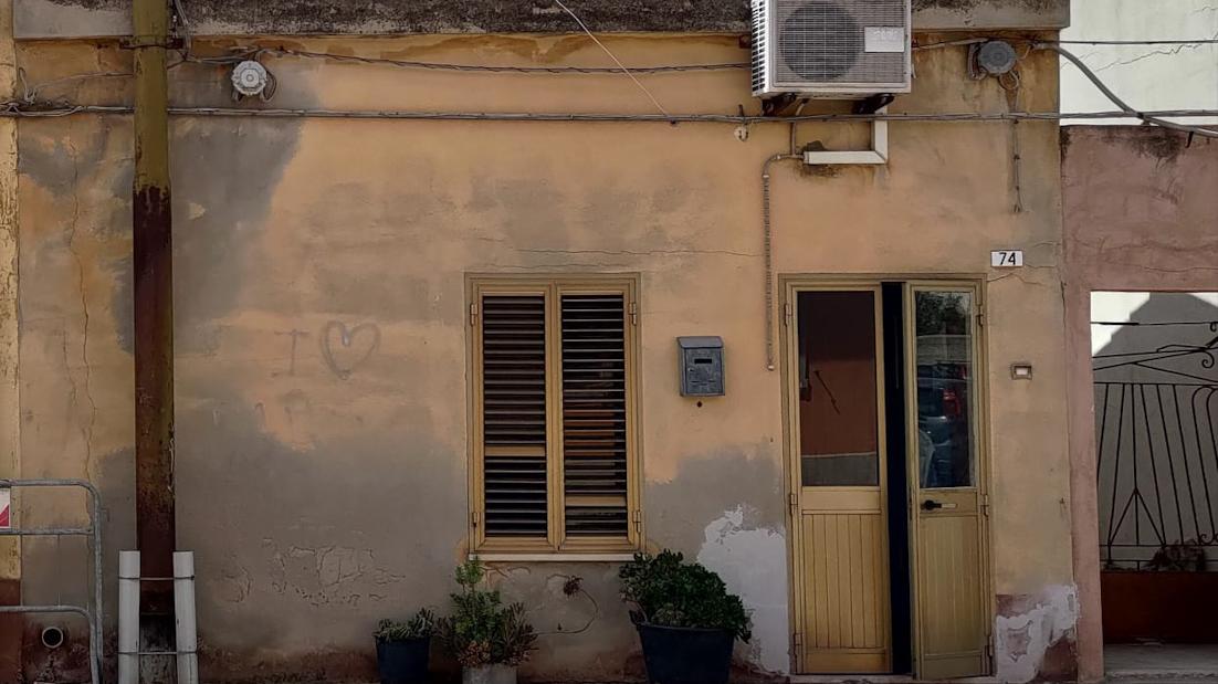 La casa di via Torino in cui è scoppiato l'incendio