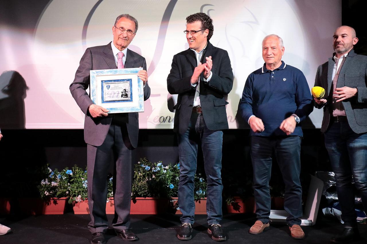 
	A sinistra Gaetano Salvemini in uno degli ultimi premi ricevuti a Empoli

