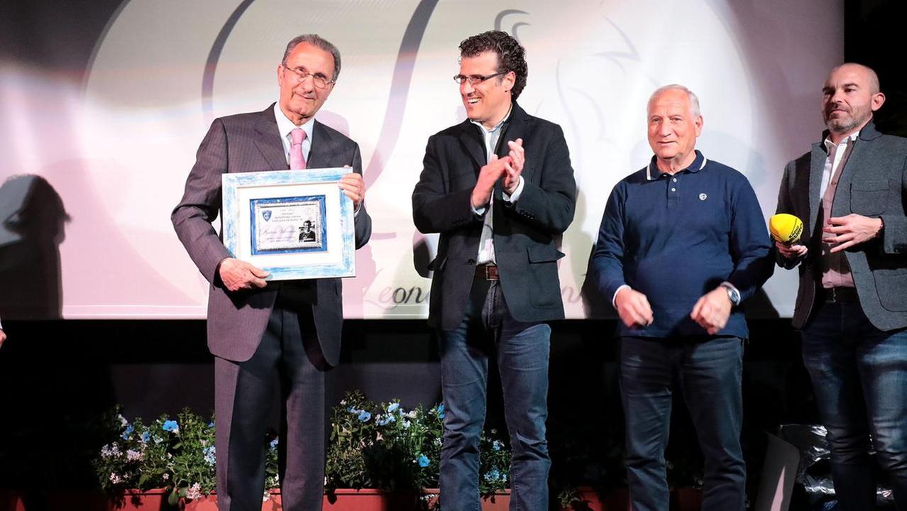 A sinistra Gaetano Salvemini in uno degli ultimi premi ricevuti a Empoli