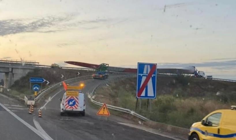 Problemi nel trasporto, una pala eolica blocca lo svincolo Samassi-Villacidro sulla 131