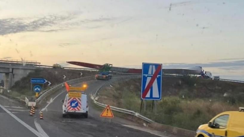 Problemi nel trasporto, una pala eolica blocca lo svincolo Samassi-Villacidro sulla 131