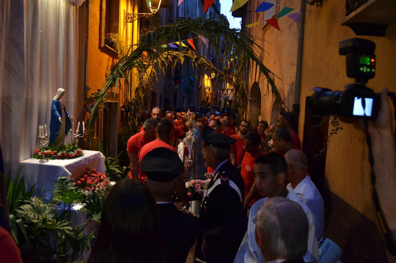 
	Un momento della processione in onore della Madonna di Regnos Altos lungo le vie nel centro storico di Bosa (archivio)

