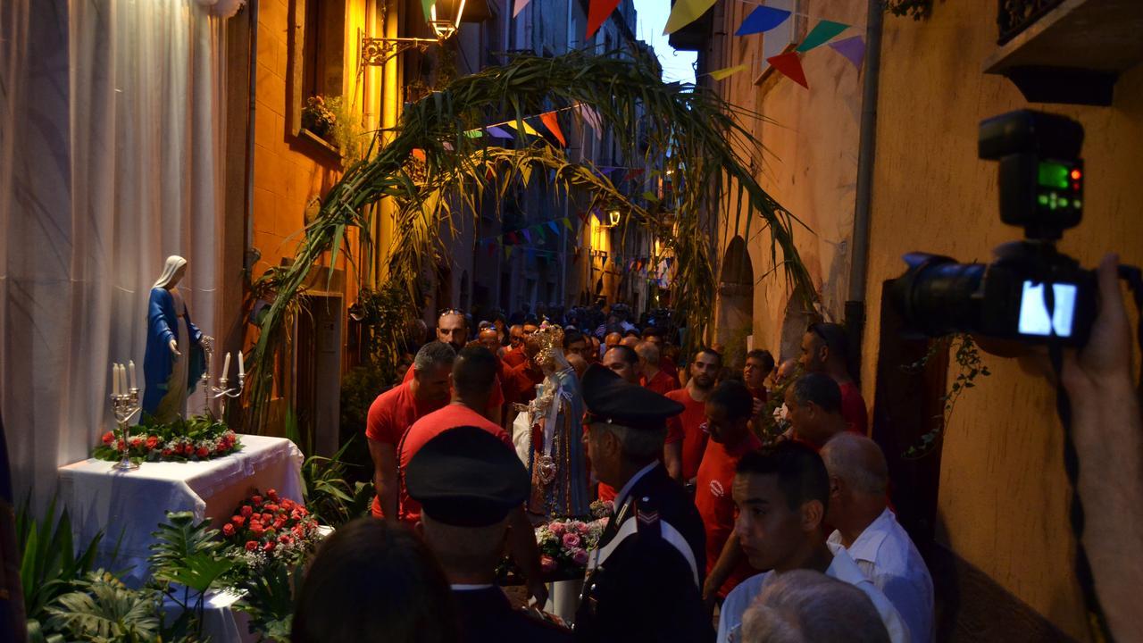 Un momento della processione in onore della Madonna di Regnos Altos lungo le vie nel centro storico di Bosa (archivio)