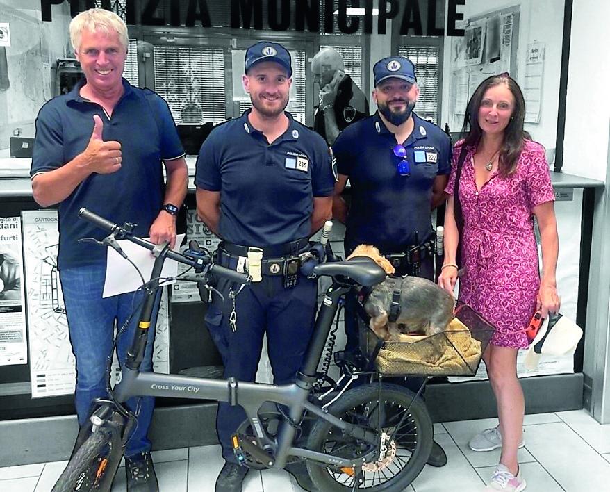 Modena, turisti tedeschi visitano il Duomo e fuori rubano la loro bici elettrica