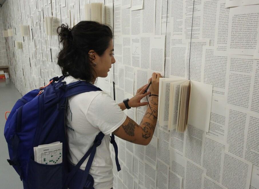 Dieci parole contro la guerra nella mostra “Humanity Lovers”