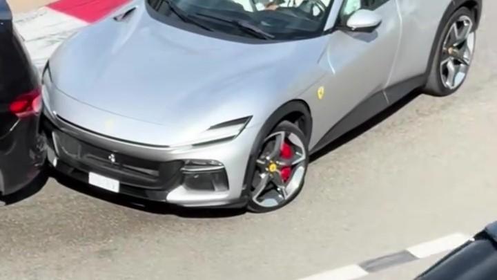 Problemi per Charles Leclerc: tampona un’auto a Montecarlo a bordo della sua nuova Ferrari Purosangue