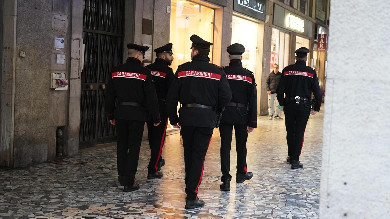 Carabinieri in via Grande (foto d'archivio)