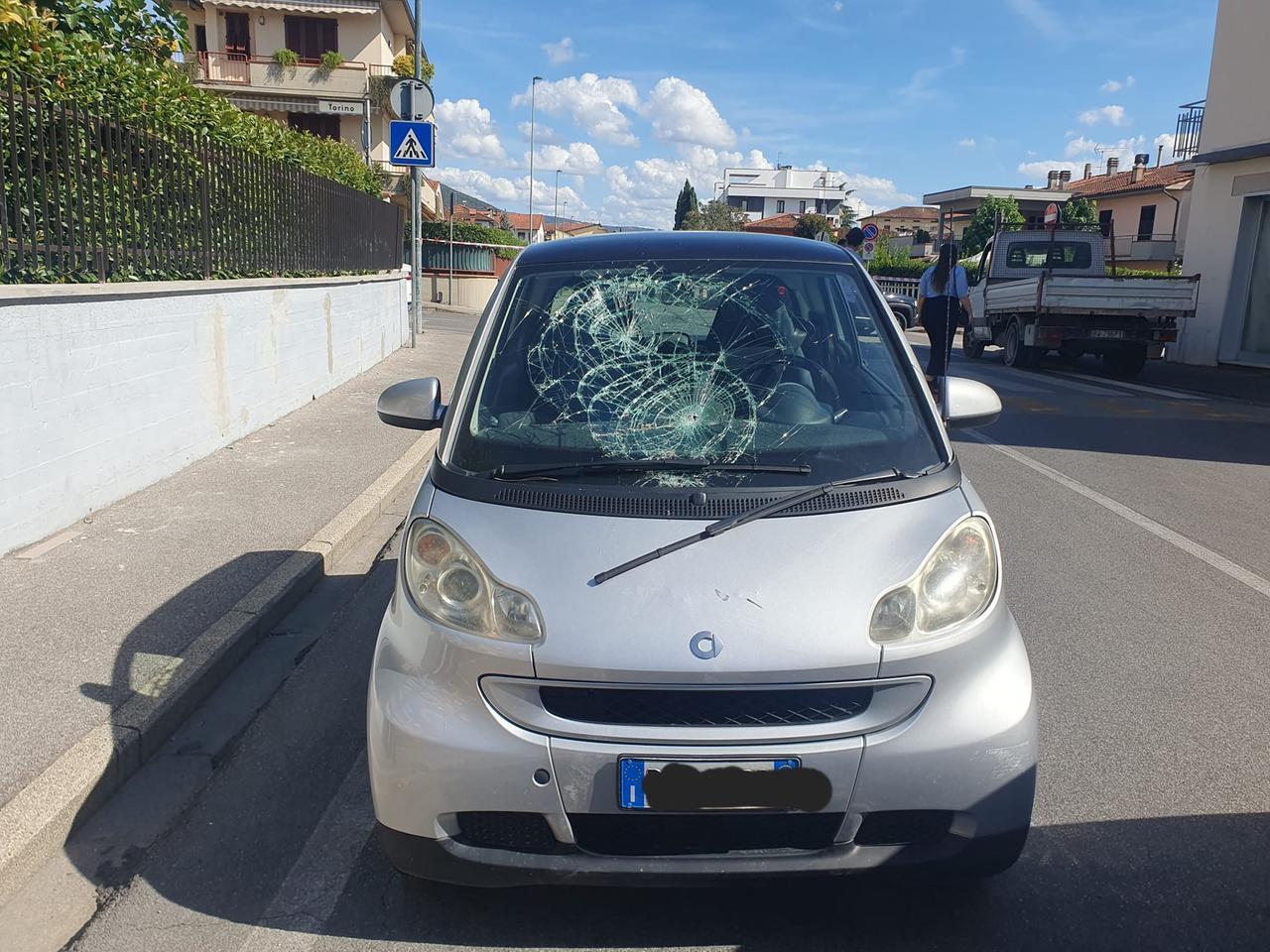 
	I segni rimasti sul parabrezza della Smart

