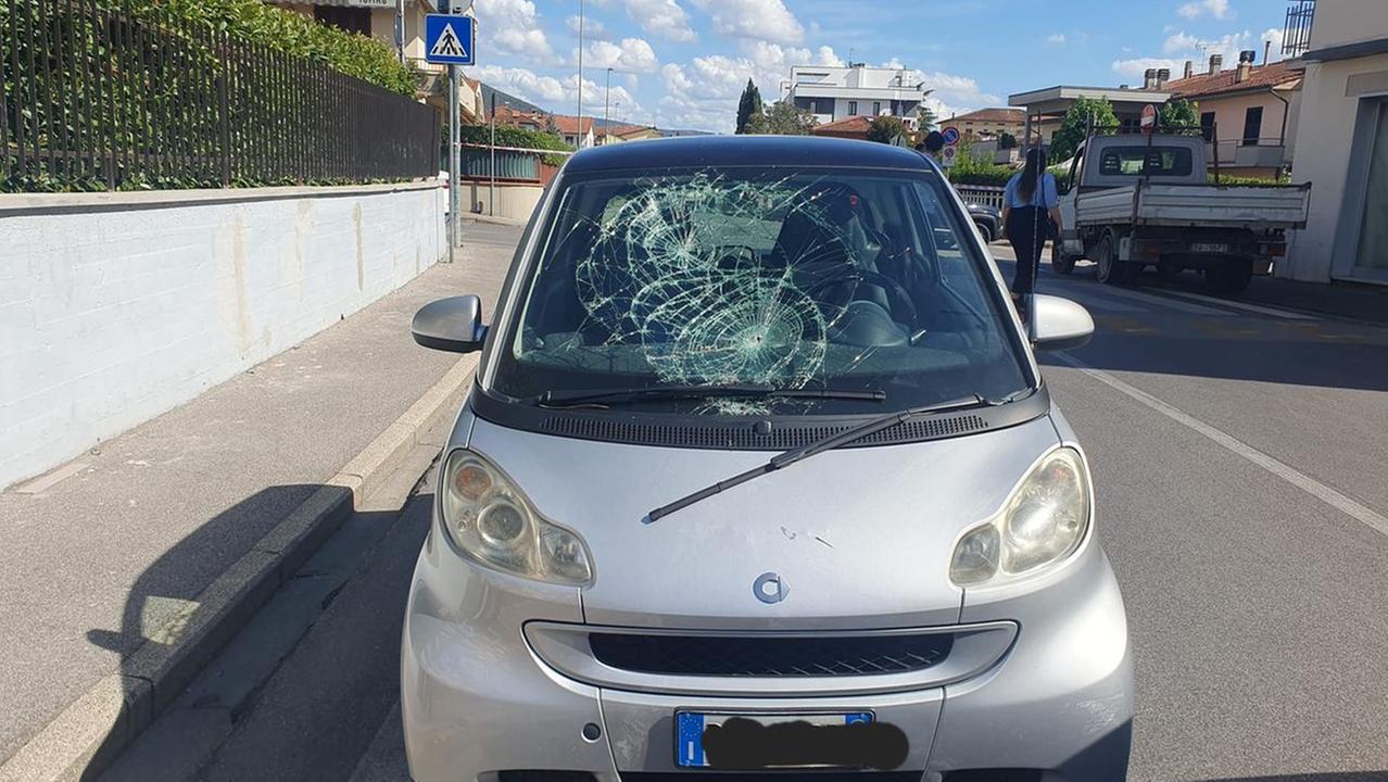 I segni rimasti sul parabrezza della Smart