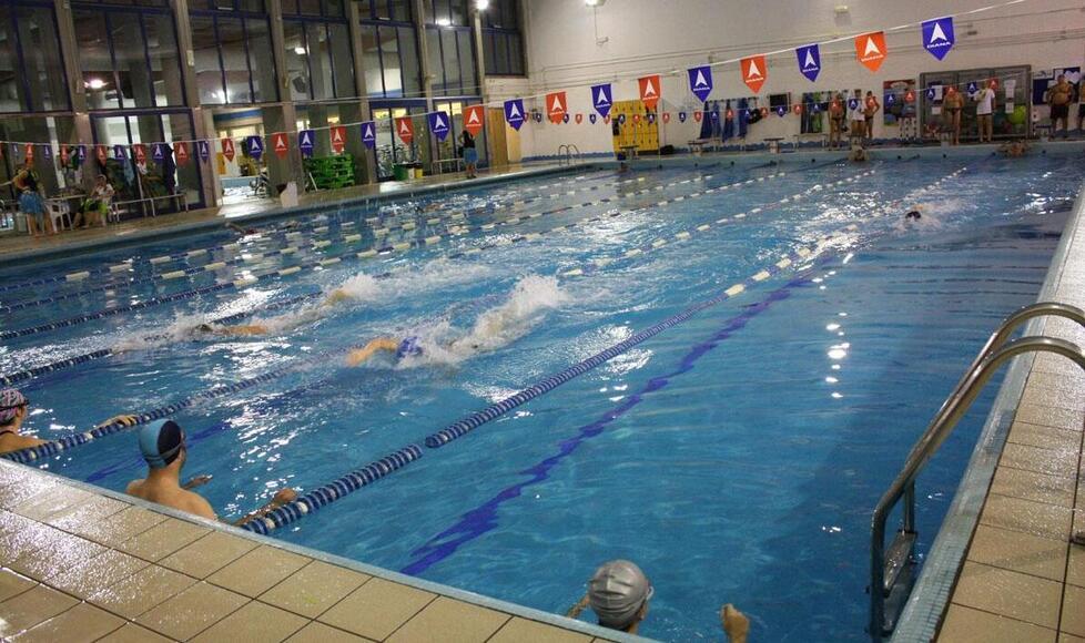 Sospeso l’agonismo in piscina a Cento: ragazzi a San Pietro in Casale