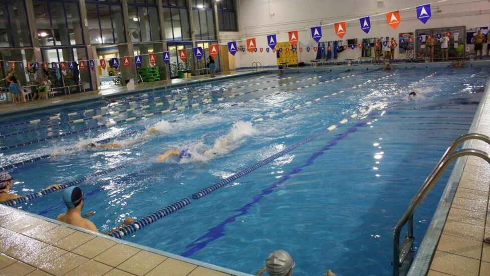 Sospeso l’agonismo in piscina a Cento: ragazzi a San Pietro in Casale