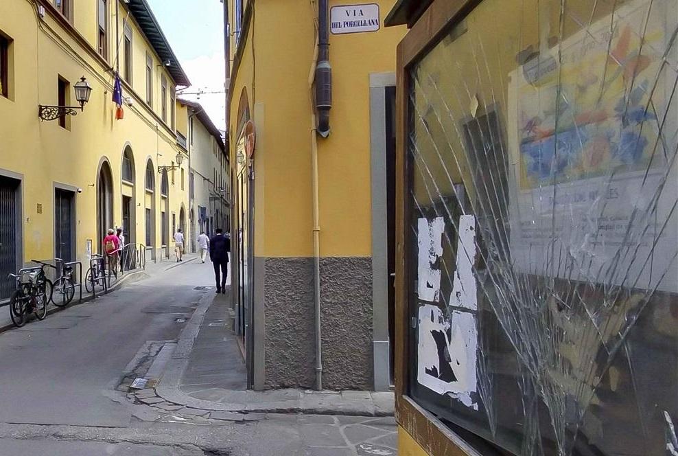 
	Una vetrina di un locale infranta di notte

