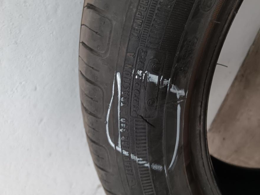 
	Una delle gomme bucate al Ponticello

