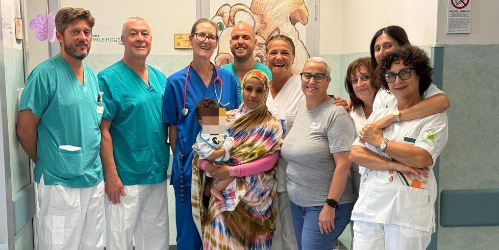 Pisa, il piccolo El Mehdi torna a sorridere grazie all’intervento umanitario: i medici dell’équipe e la gioia della mamma
