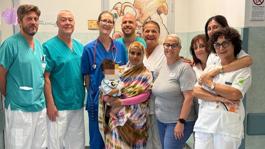 Pisa, il piccolo El Mehdi torna a sorridere grazie all’intervento umanitario: i medici dell’équipe e la gioia della mamma