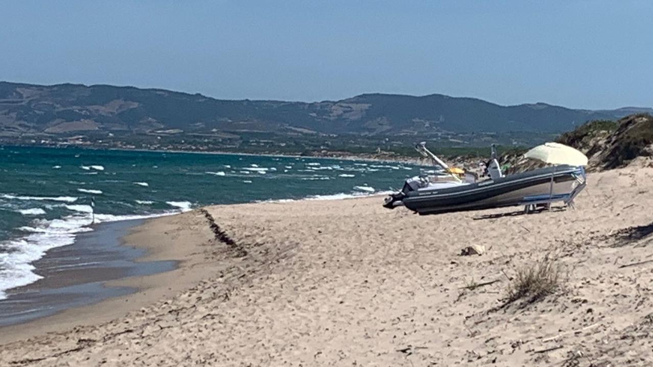 Platamona, gommone “ormeggiato” sulla spiaggia