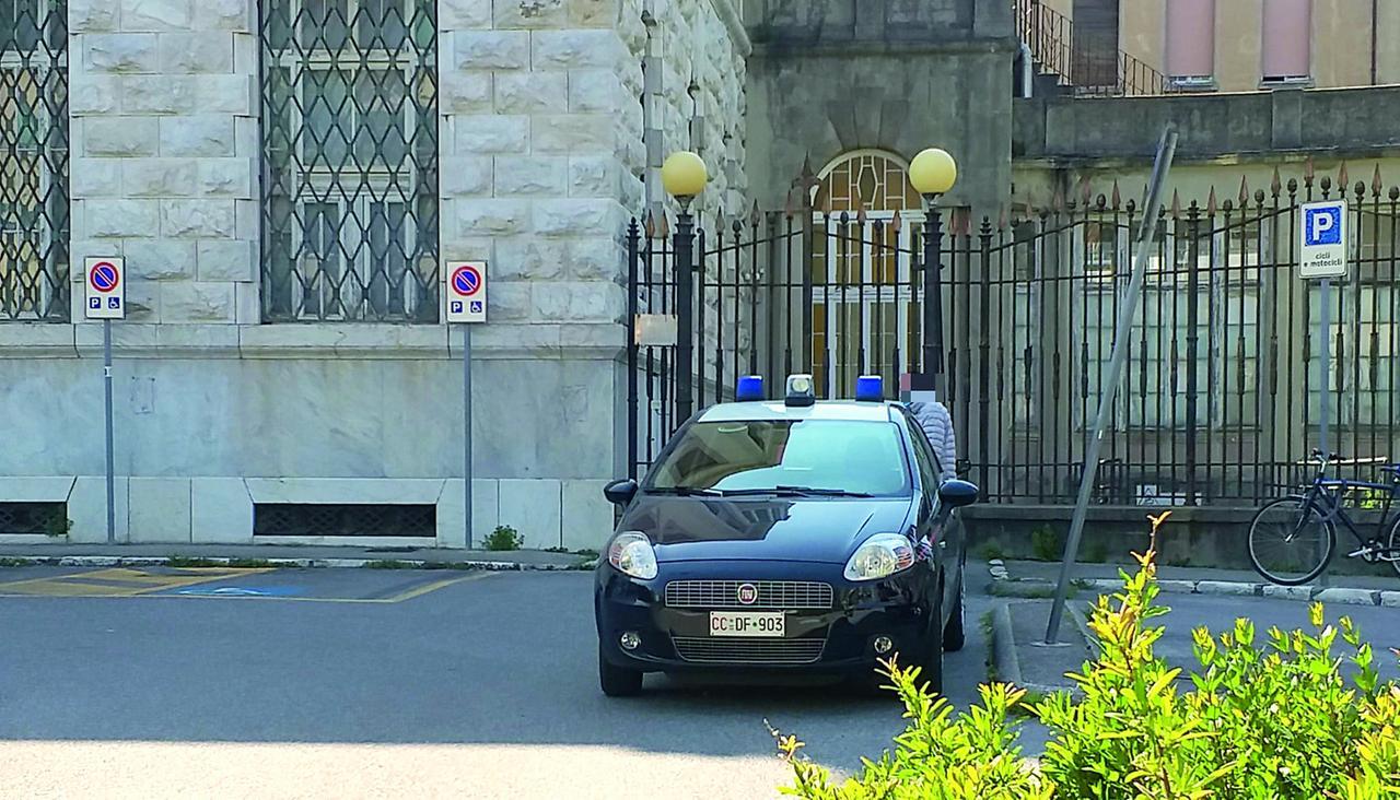 
	Una pattuglia dei carabinieri davanti all&rsquo;ospedale di Livorno (foto d&rsquo;archivio)

