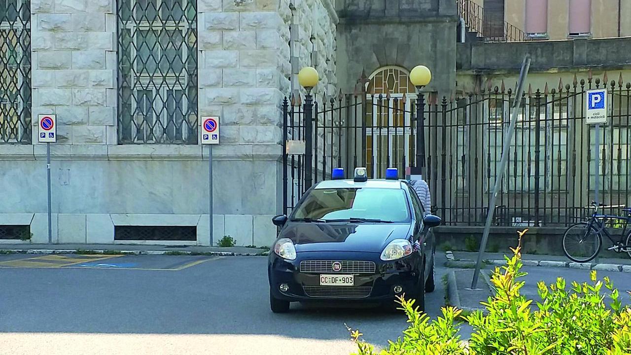 Una pattuglia dei carabinieri davanti all’ospedale di Livorno (foto d’archivio)